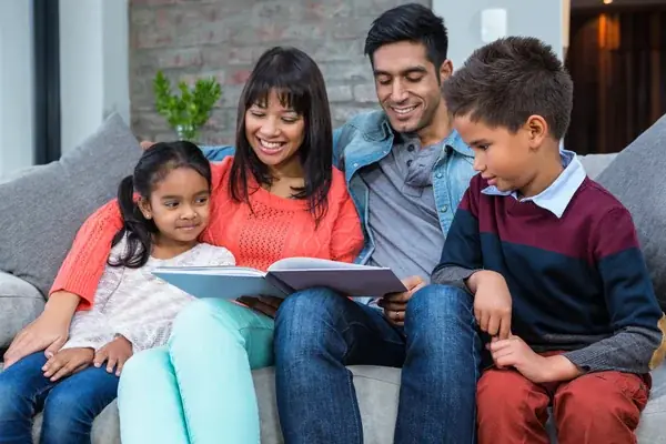 Familia leyendo reunida